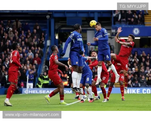 切尔西右侧推进密度提高持续压迫对方禁区边缘