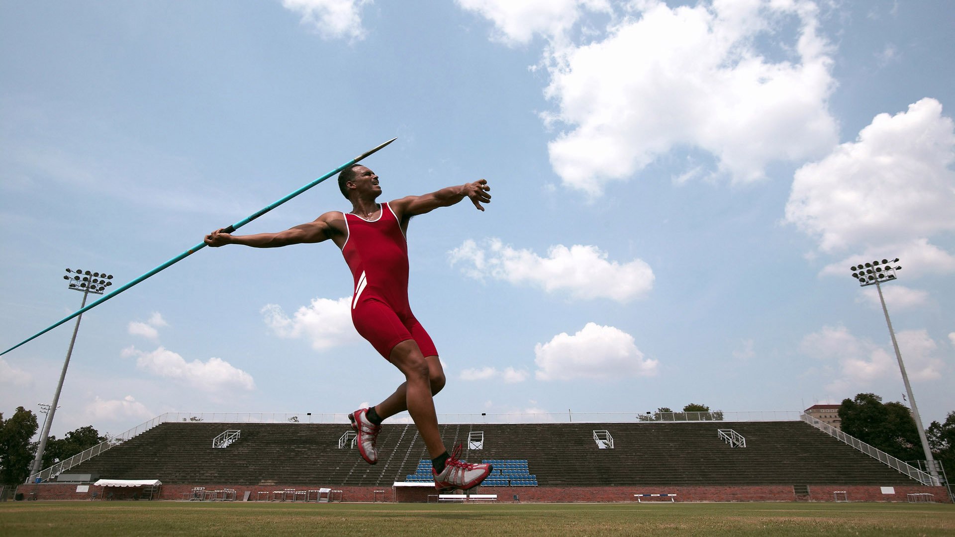 “健力赛事:高新体育中心举重场上演重磅对决,纪录挑战不断”